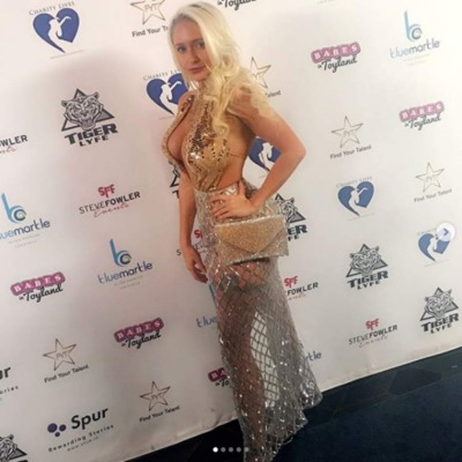 Una testigo anónimo, contó que la modelo y el doctor se conocieron por internet y que le pagaba un apartamento donde vivía ella y su madre.