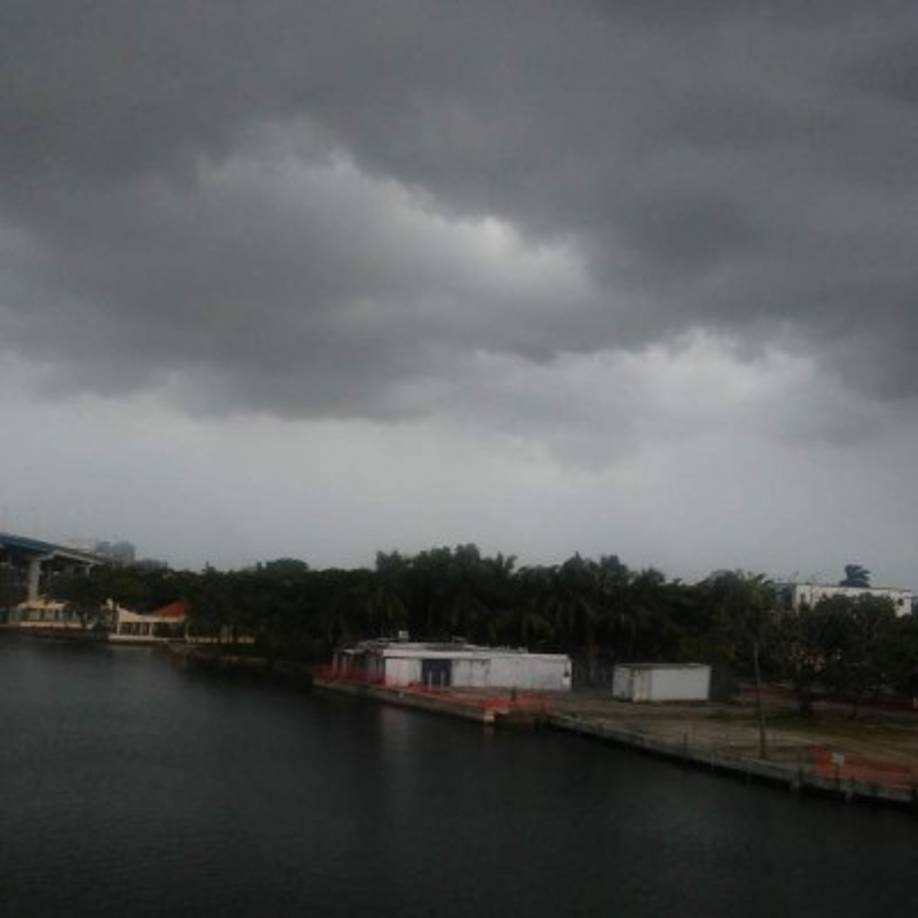 Esta imagen muestra cómo al caer la tarde del sábado, el cielo evidenciaba la potencia del huracán Irma.