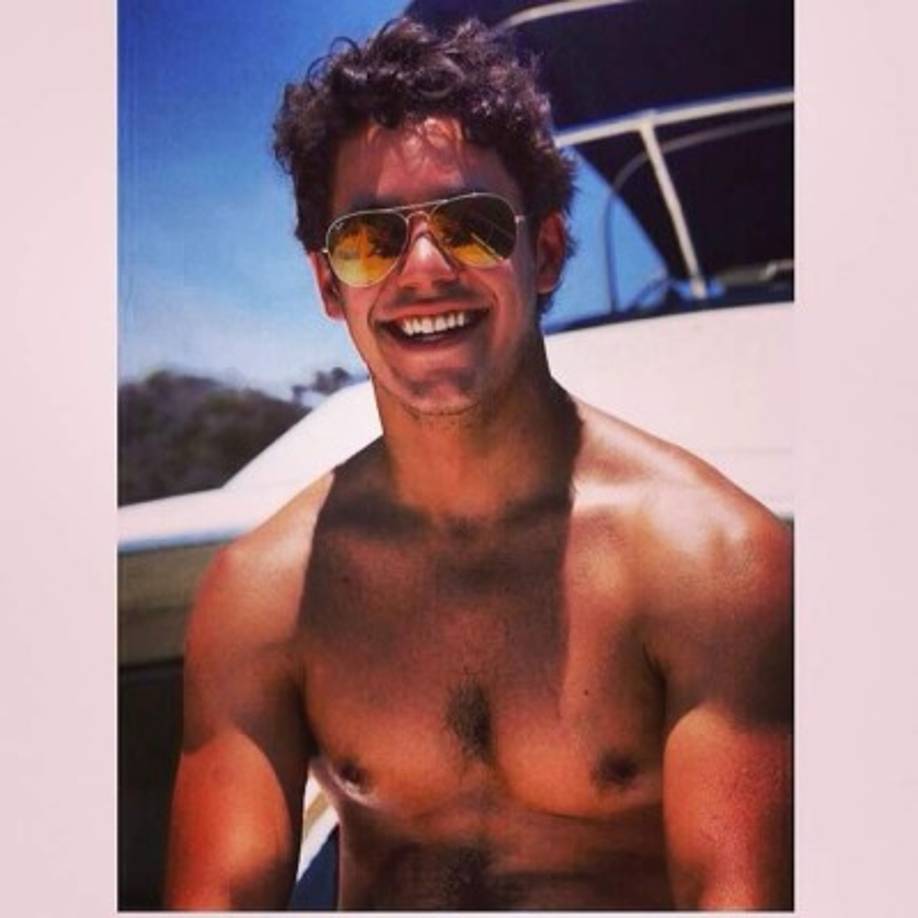 El joven, quien cuenta con mas de 128 mil seguidores en Instagram, parece no prestar atención al revuelo que creó por mostrar su vello corporal, pues no ha contestado ninguno de los comentarios recibidos por su publicación.