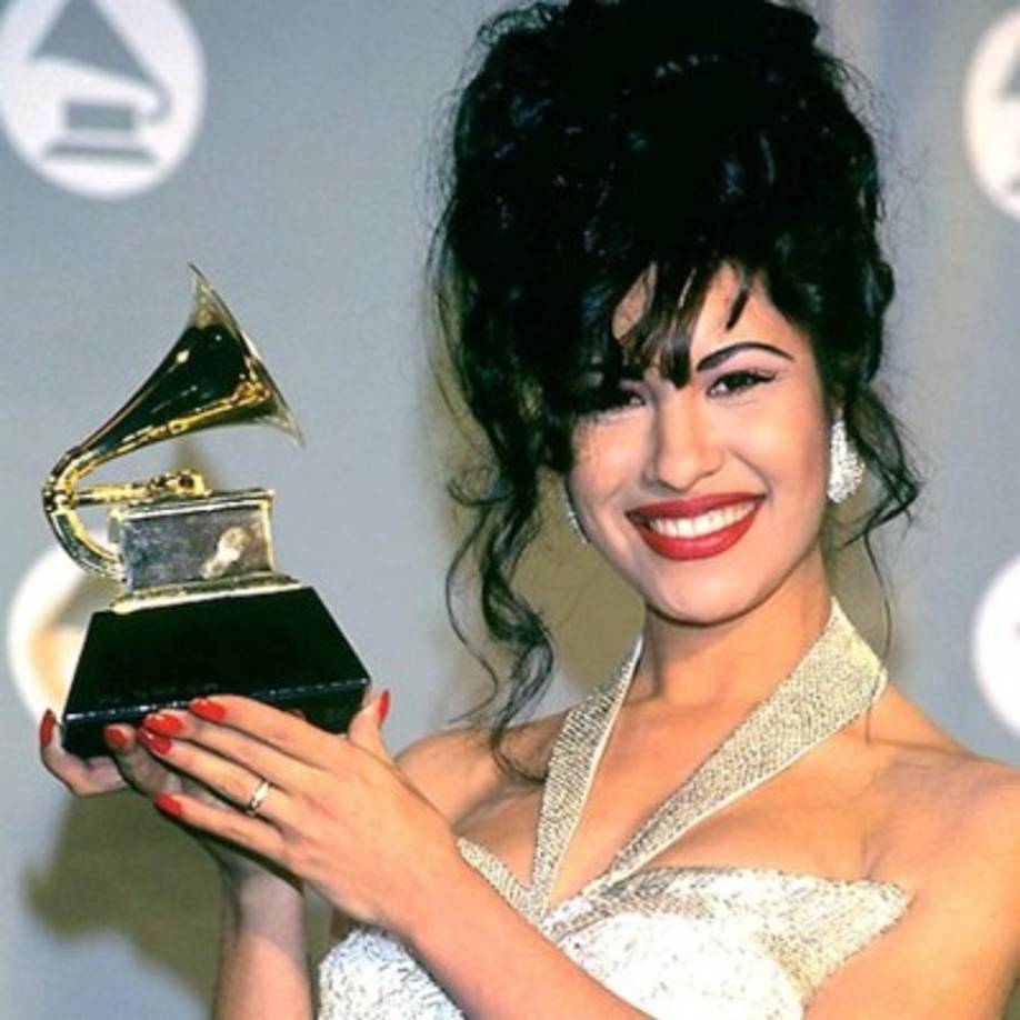 Entre los premios que recibió la artista, que lanzó cinco álbumes entre 1989 y 1995 y registró grandes éxitos como 'Bidi Bidi Bom Bom', 'Como la Flor' y 'Dreaming of You', destaca el Grammy estadounidense (al mejor disco de música méxico-estadounidense), 13 premios Billboard Latinos y decenas de premios a la música tejana.<br/>