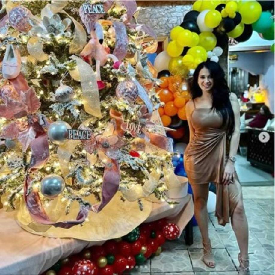 La locutora hondureña Carla Medrano, que trabaja para Univisión, lució un look muy sexy.