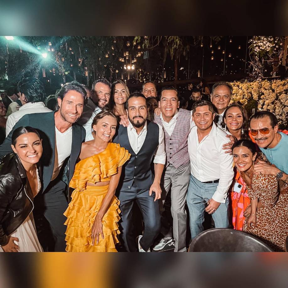 La famosa actriz y cantante mexicana y su ahora esposo estuvieron rodeados de su familia y amigos más cercanos, muchos de ellos famosas caras del medio artístico en el país azteca.