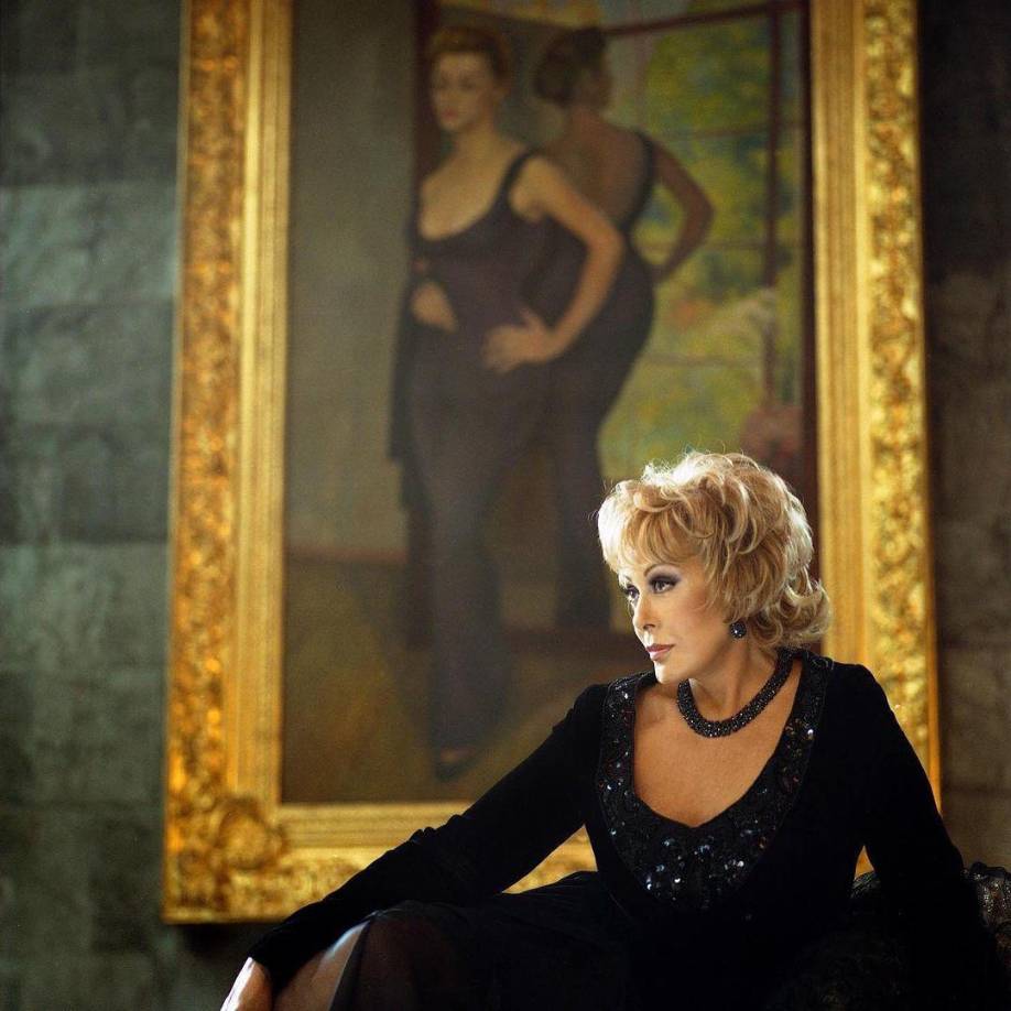 El caso más sonado es el retrato pintado por el muralista Diego Rivera en noviembre de 1956, cuyo valor se estima en unos 60 millones de pesos, pero no puede ser vendido ni regalado, ya que está en comodato en el Museo Dolores Olmedo.