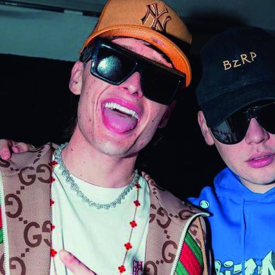 Peso Pluma en una entrevista exclusiva con The New York Times, ha revelado que su inspiración música la obtenía escuchando a Chalino Sánchez y Ariel Camacho, así como a artistas contemporáneos como Drake y Kanye West. 