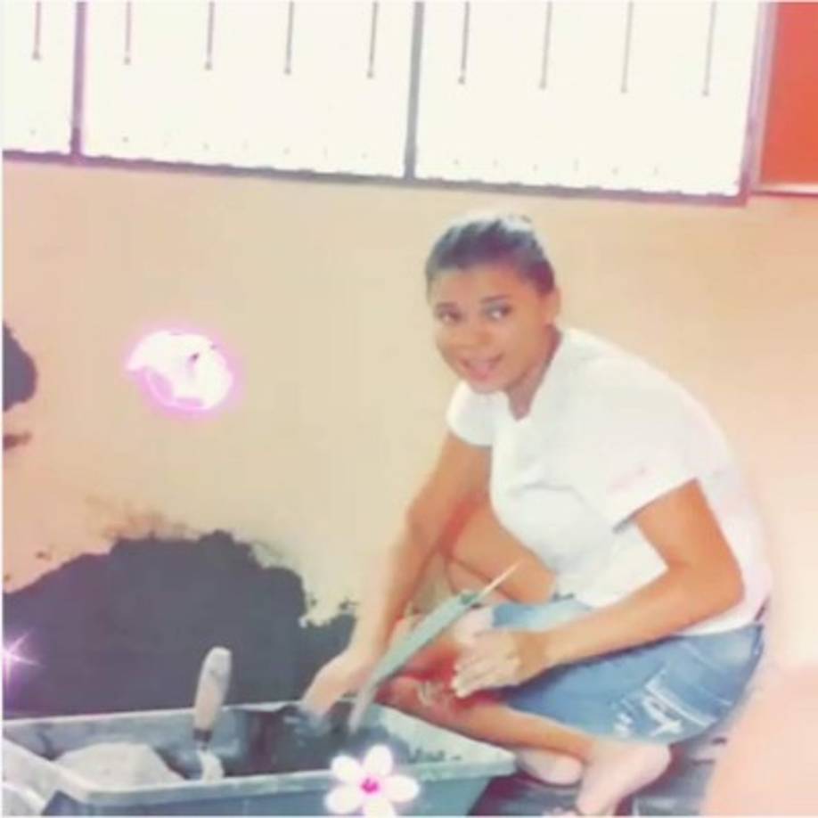 La mujer se gana la vida entre cemento y ladrillos.