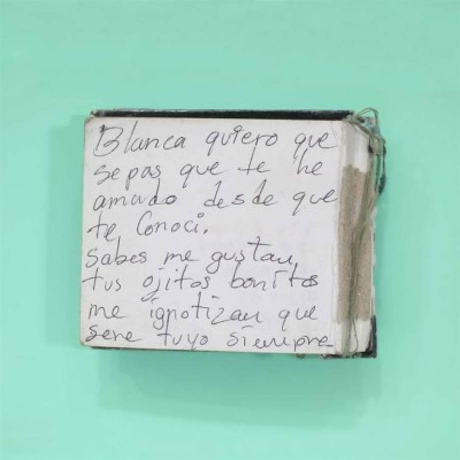 La exposición que actualmente presenta tiene más de 150 fotos entre las que destacan la imagen de seis biblias y una nota de amor escrita en un diario. 'Blanca quiero que sepas que te he amado desde que te conocí', escribió un inmigrante enamorado anónimo en su diario.