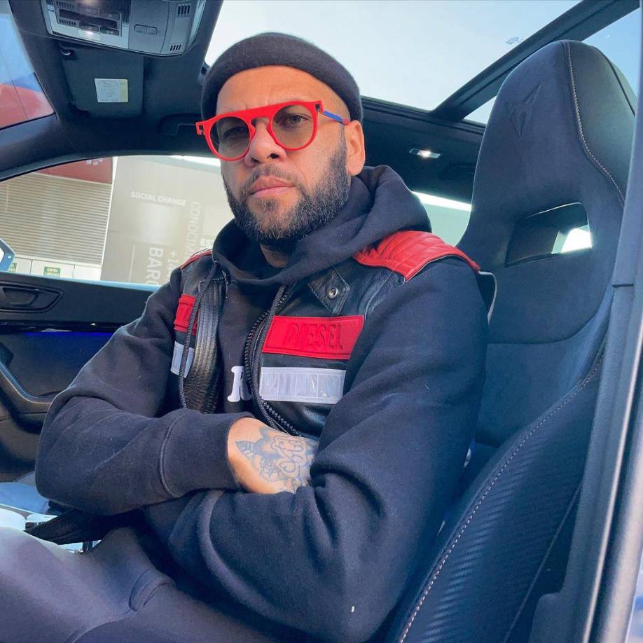 En un comunicado remitido a los medios tras la comparecencia, el despacho de abogados de Cristóbal Martell, que lleva la defensa de Alves, ha precisado que el futbolista ha expresado su “desacuerdo” con el relato de hechos del auto de procesamiento, porque a su parecer “no se ajusta a la realidad de lo sucedido”.