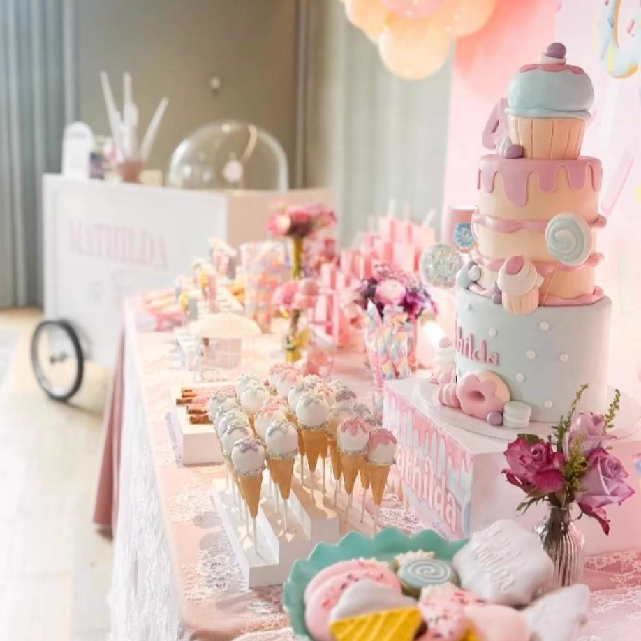 La fiesta fue un verdadero hecho mágico, donde los colores rosa, blanco y celeste fueron los protagonistas para transportar a todos a un cuento de hadas, lleno de dulces, flores y mucho amor. 