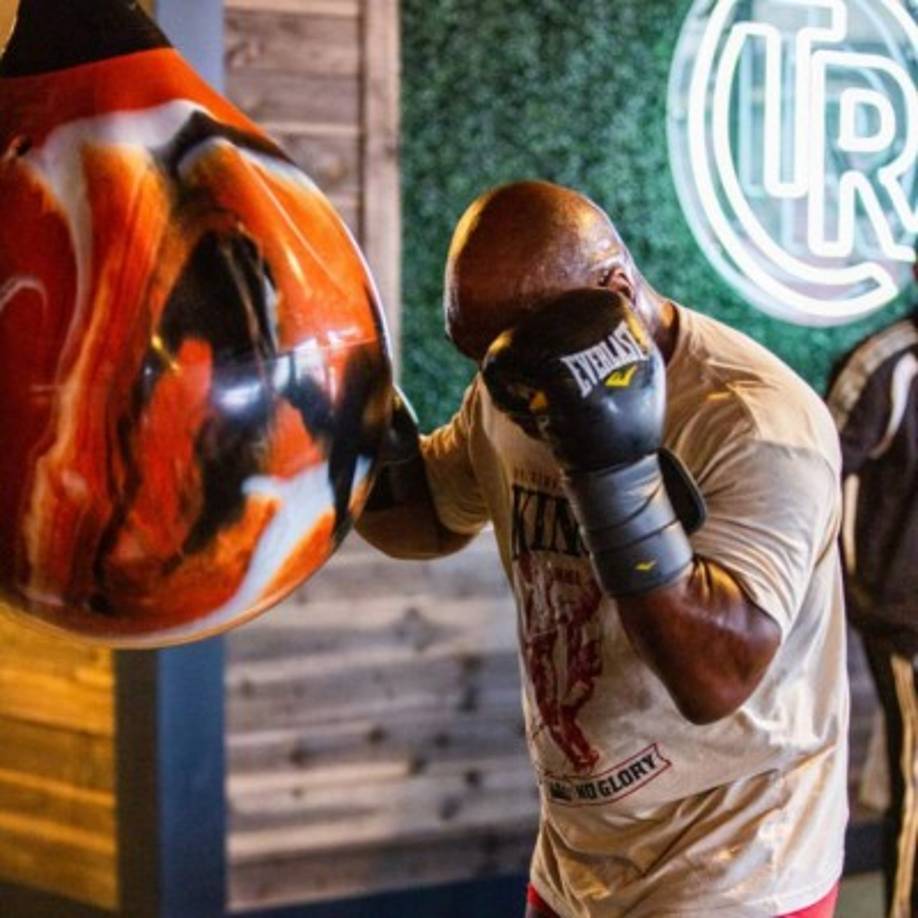 Una vez que se despierta de manera definitiva, inicia su rutina normal de entrenamientos. Entre 6 y 8 horas diarias de ejercicio para lograr la mejor forma física.