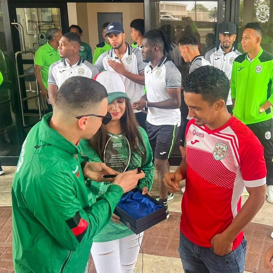 Los marathones no olvidan a Mario Berríos y en New Orleans le dieron una placa de reconocimiento por su enorme trayectoria.