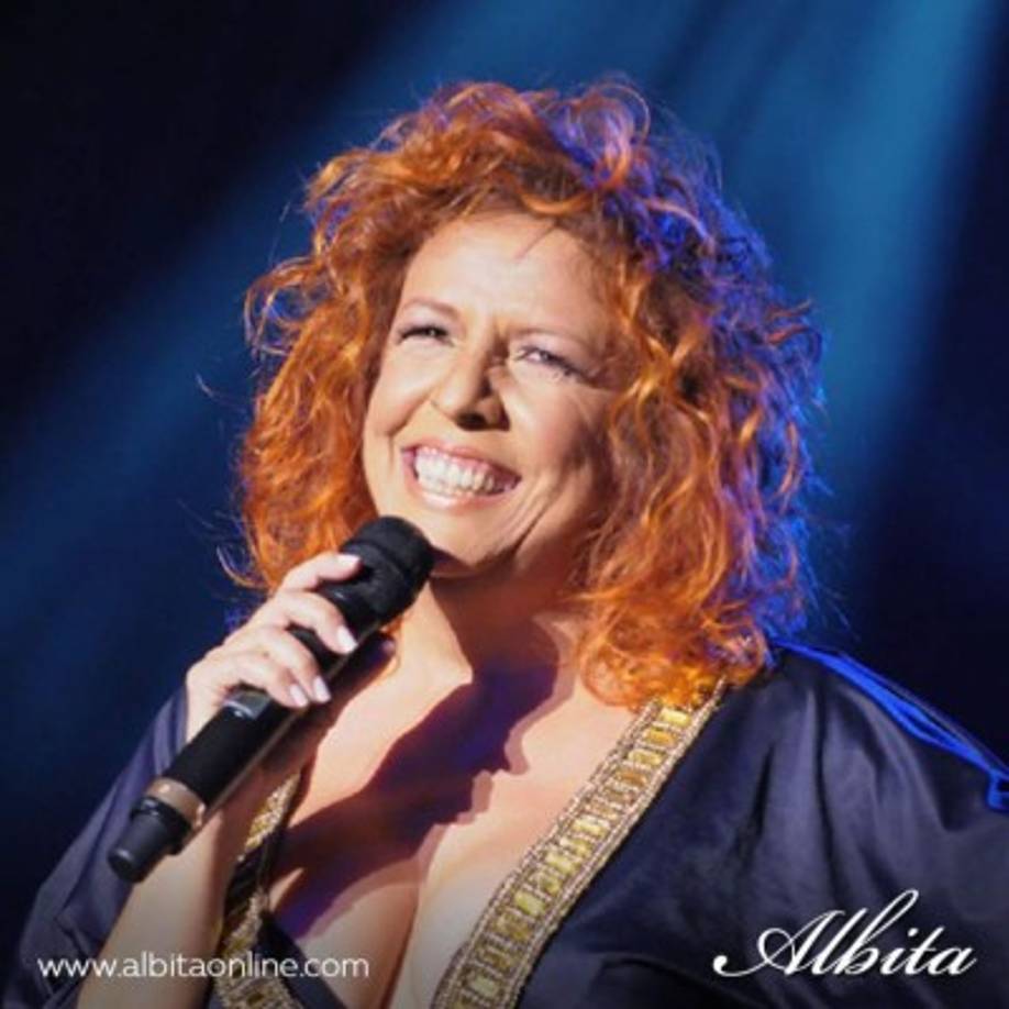 9. ALBITA RODRÍGUEZ, cantante cubana radicada en Miami, escribió en Twitter: 'Sobre una tumba una rumba!!!', acompañado de una interpretación del tema del mismo nombre interpretado por la cantante cubana María Teresa Vera (1895-1965).<br/><br/>