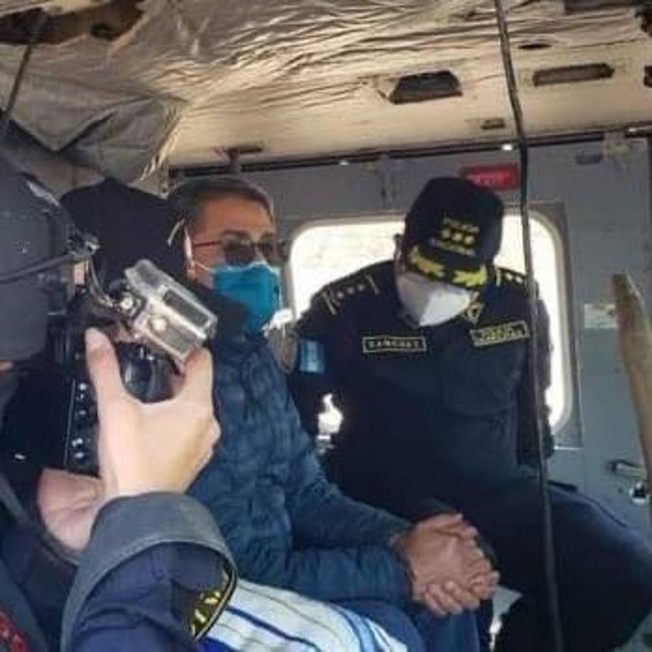 Imagen de Juan Orlando Hernández en el interior de helicóptero en el que fue trasladado a la Base Aérea Hernán Acosta Mejía. 