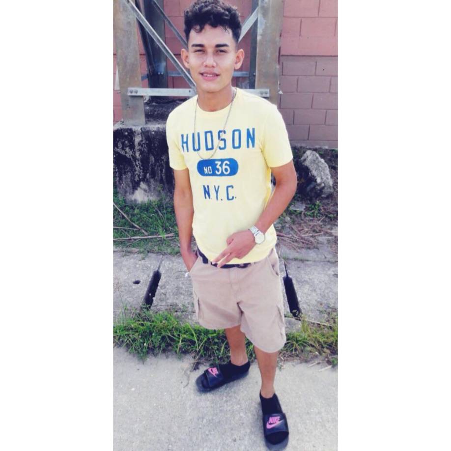 De un momento a otro la pareja comenzó a discutir y el guardia de seguridad que estaba cerca intentó persuadir al joven. 