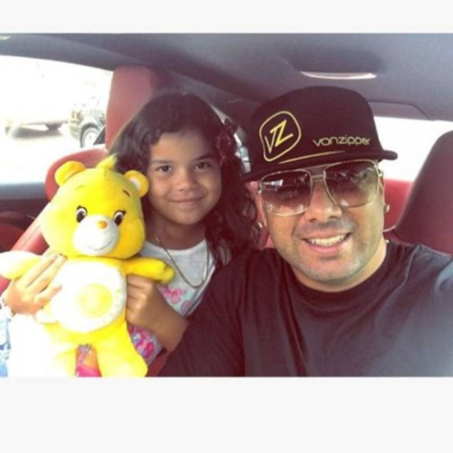 El raro mal que padece la menor —y que también se conoce como síndrome de Patau— se debe a un defecto genético y puede causar labio leporino y deformidades, entre otros problemas. Las expectativas de vida de quienes lo padecen es escasa.