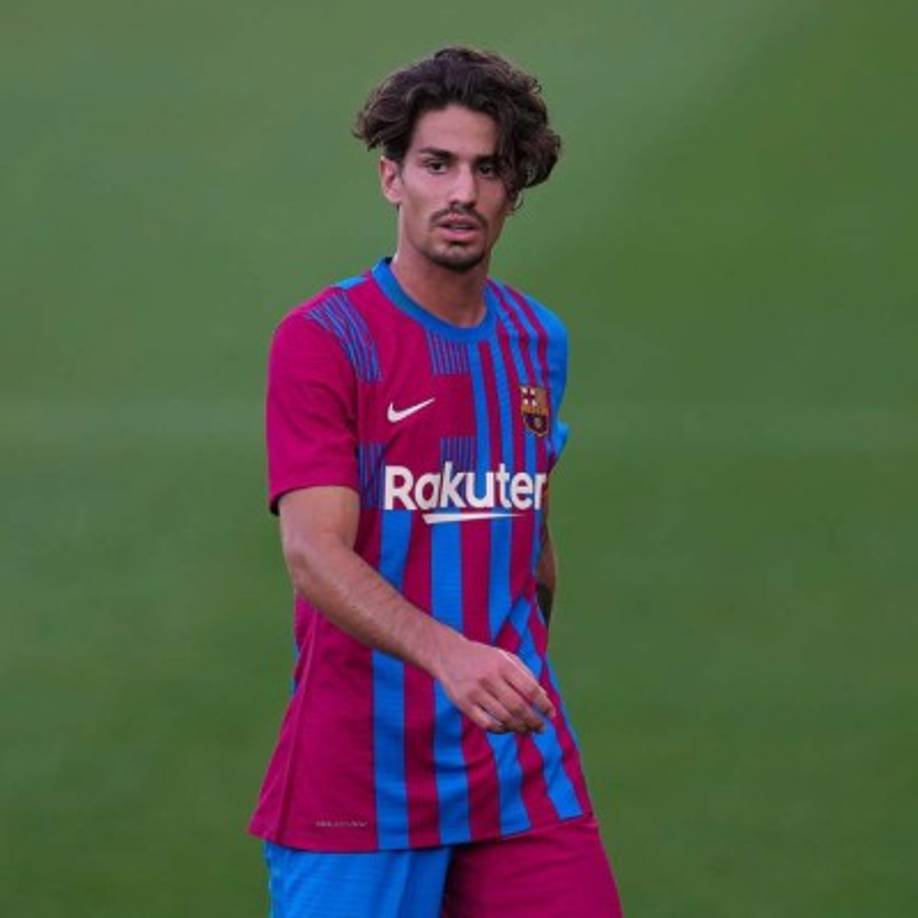 Quien no aparece en la lista es Álex Collado, quien finalmente no cerró su cesión con el Sheffield United y continuará como azulgrana a pesar de que no cuenta para Ronald Koeman. Una opción es que juegue con ficha del filial aunque en su contrato hay una cláusula que obliga al club a hacerle ficha del primer equipo a partir de este curso.