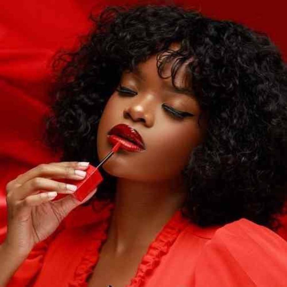 Deja las tonalidades más oscuras y brillantes para las últimas horas del día. Combínalo con un maquillaje de ojos sencillo: máscara de pestañas y un sencillo <i>eyeliner</i> negro o sombras en tonos <i>nude</i> y marrones.