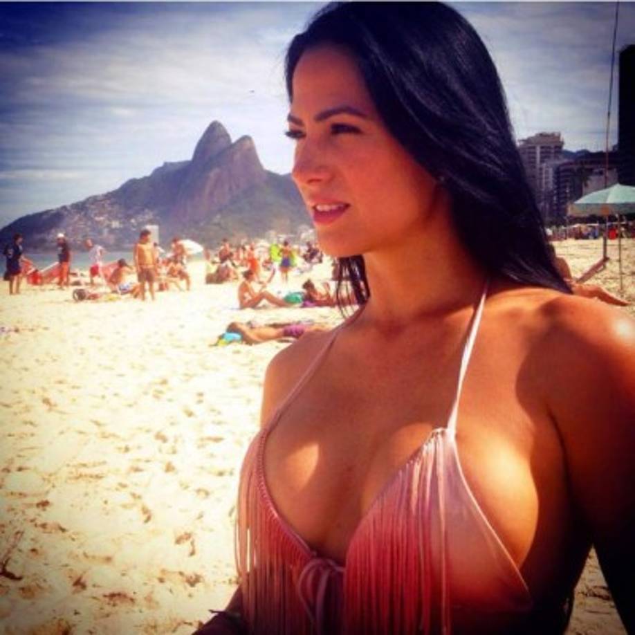 Alba Galindo es muy activa en las redes sociales, donde mantiene atentos a sus seguidores con su belleza. En Instagram tiene más de 91 mil seguidores, en Twitter supera los 84 mil y en Facebook alcanza casi los 90 mil.