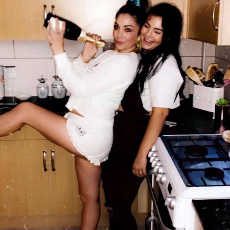 Emma era madre de cinco hijos. Cientos de personas se han unido en solidaridad con su familia, enviando mensajes de apoyo y oraciones tanto para sus hijos como para el recién nacido.