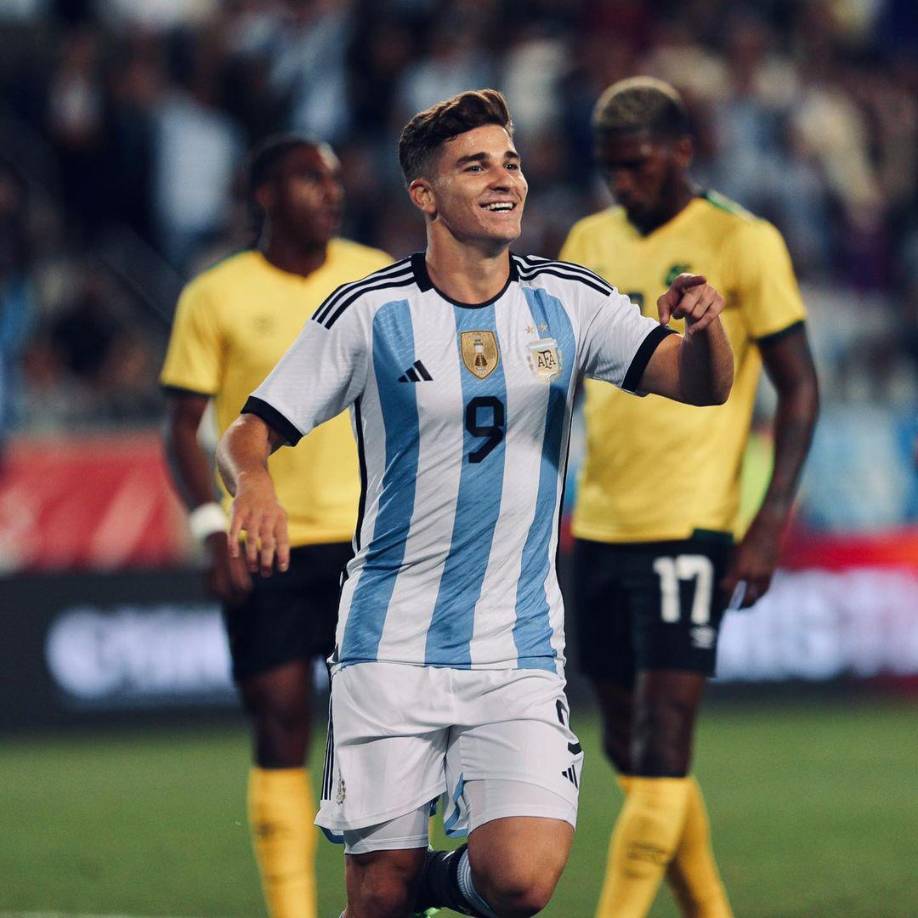 El joven delantero del Manchester City Julián Álvarez, se adueñó de la 9, una camiseta histórica la Albiceleste. 