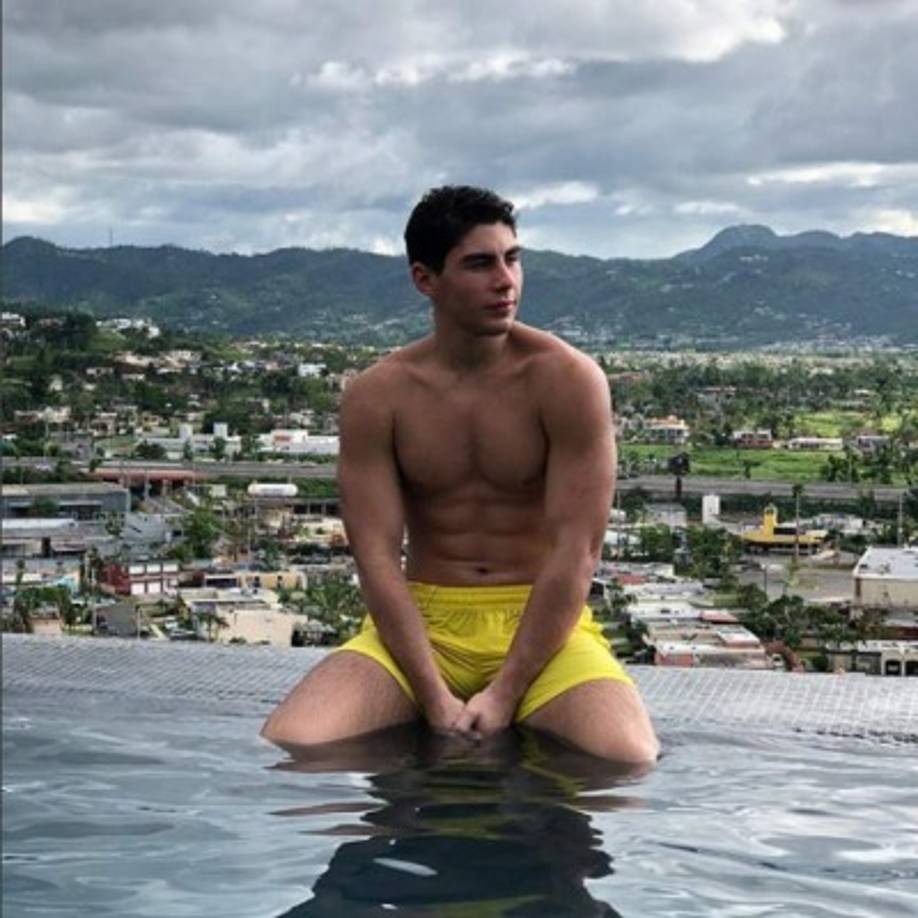 Sus fans aseguran que heredó el físico de su padre.