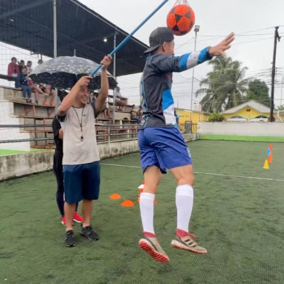 Estos ejercicios fueron: “condicionamiento físico, cabecea, tiros libres, penales con los ojos tapados, control del balón, y más”.