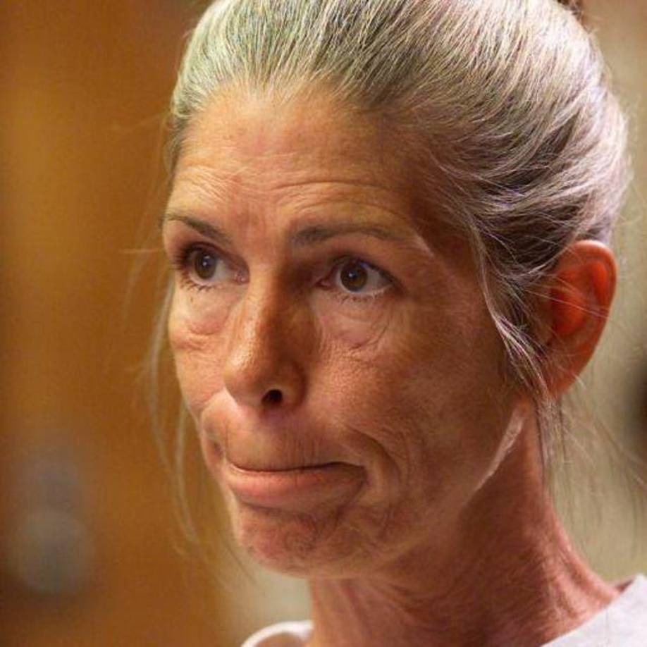 Leslie Van Houten nació el 23 de agosto de 1949 en Los Ángeles, California, y creció en una familia de clase media. La vida de Leslie cambió cuando sus padres se divorciaron cuando ella tenía 14 años. A partir de ese momento, su comportamiento se volvió errático y dejó de ser la joven sociable y atlética que solía ser.