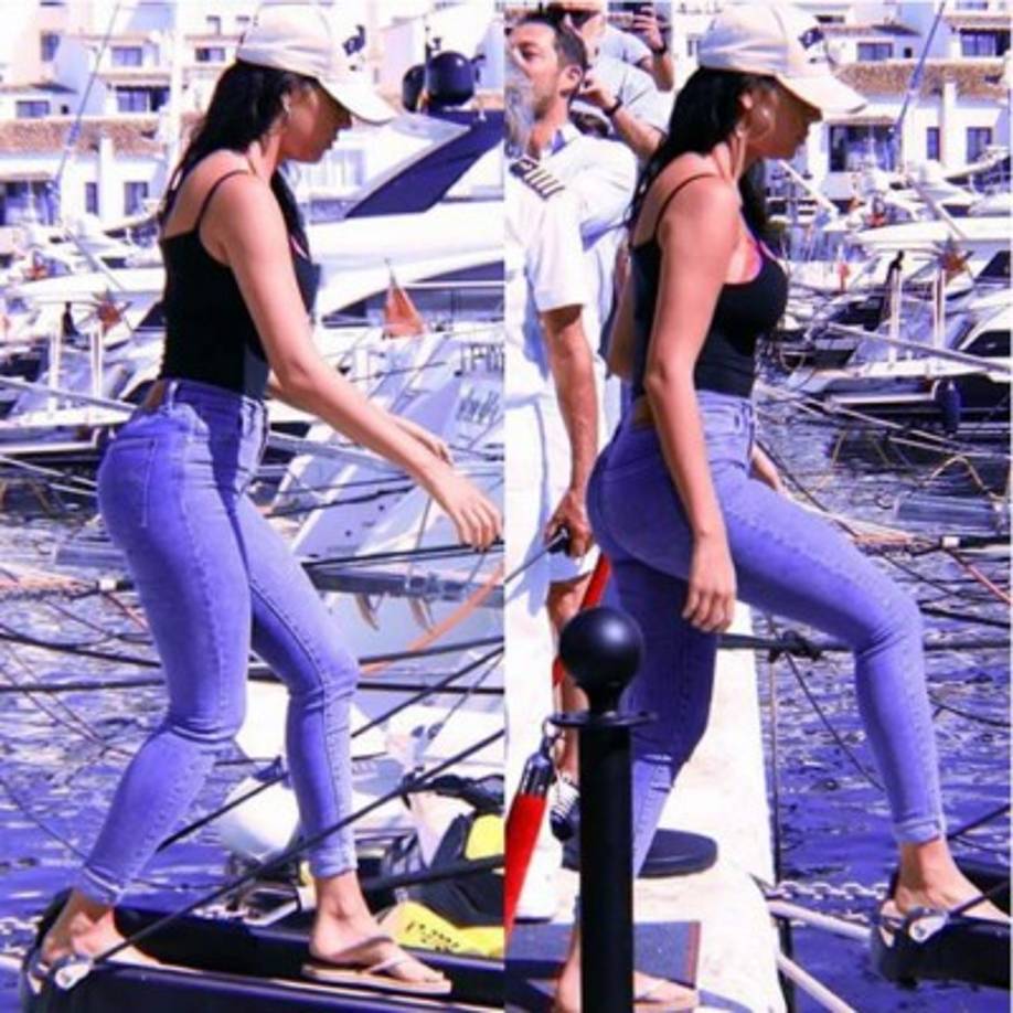 Georgina Rodríguez al momento de subirse al yate. Foto de: Grosby Group