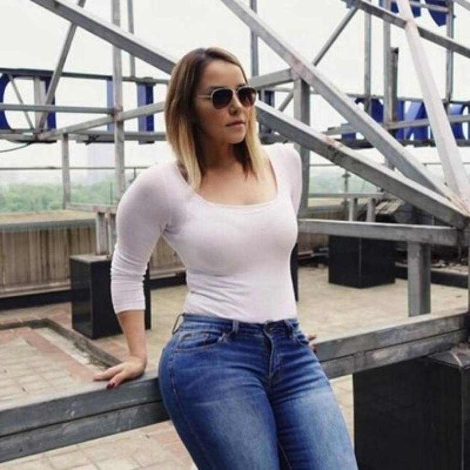 Jenni le dejó muchas responsabilidades. Es la presidenta de Rivera Enterprises, además de estar al frente de la boutique de ropa, la fundación, el museo y la película sobre Jenni. <br/><br/>La vida de Rosie no ha sido fácil, ya que sufrió abusos por parte del primer esposo de Jenni Rivera, pero se ha levantado en medio de los problemas y se ha vuelto una 'leona' que defiende a su familia a capa y espada. <br/>