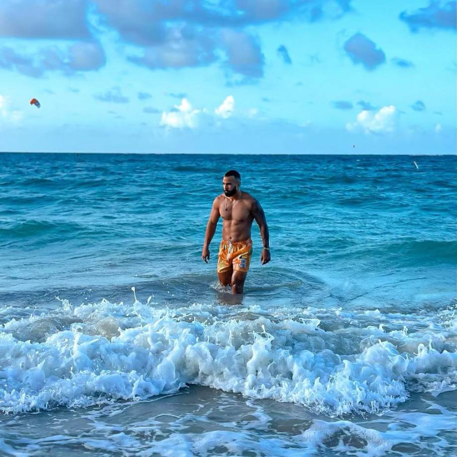 Hasta el momento, ninguno de los dos ha dado declaraciones a los medio sobre estos comentarios negativos, pero se sabe que están disfrutando su romance. 