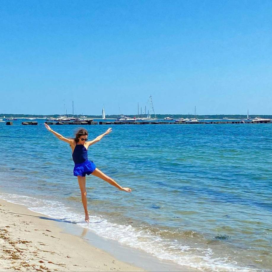 Desde que se anunció el divorcio de Ben Affleck y Jennifer López, los rumores sobre una posible relación entre Affleck han cobrado fuerza.Han sido vistos juntos en lugares emblemáticos de Los Ángeles como el Polo Lounge del Hotel Beverly Hills.Aunque no se ha confirmado la naturaleza de su relación, se especula que pueden ser algo más que amigos.