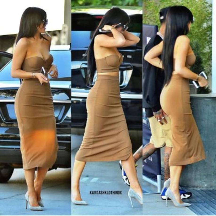 Aunque le copia a Kim Kardashian muchos de sus estilos. Kylie sabe como provocar y hacer suyos sus vestidos.