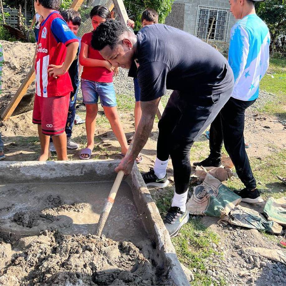 Quioto, como buen catracho, tomó la pala y empezó la mezcla del agua, cemento y tierra para colocar los primeros bloques de la escuela.