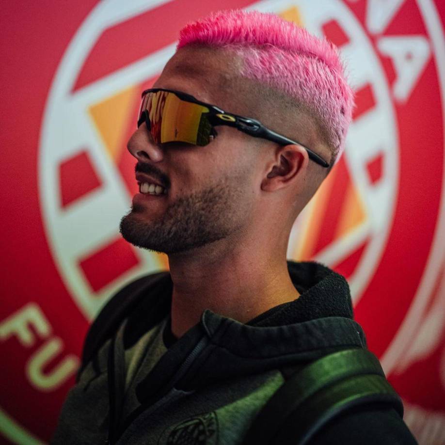 “Fue un pedido, básicamente. Me dijeron que el rosa era medio extravagante o así (sobre su color de cabello). Yo no lo creo pero lo voy a respetar. Me lo pidieron y lo voy a hacer”, reveló el defensor.