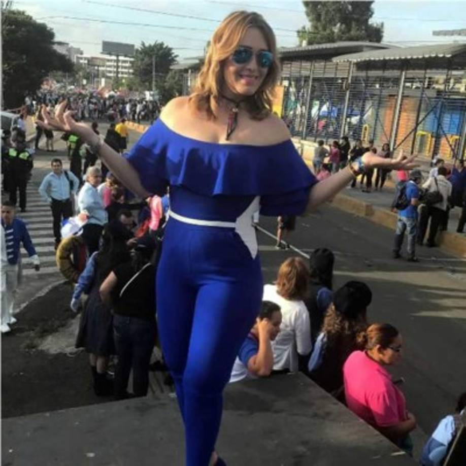 Judith Bellino, periodista de Canal 11, disfrutando de los desfiles patrios.