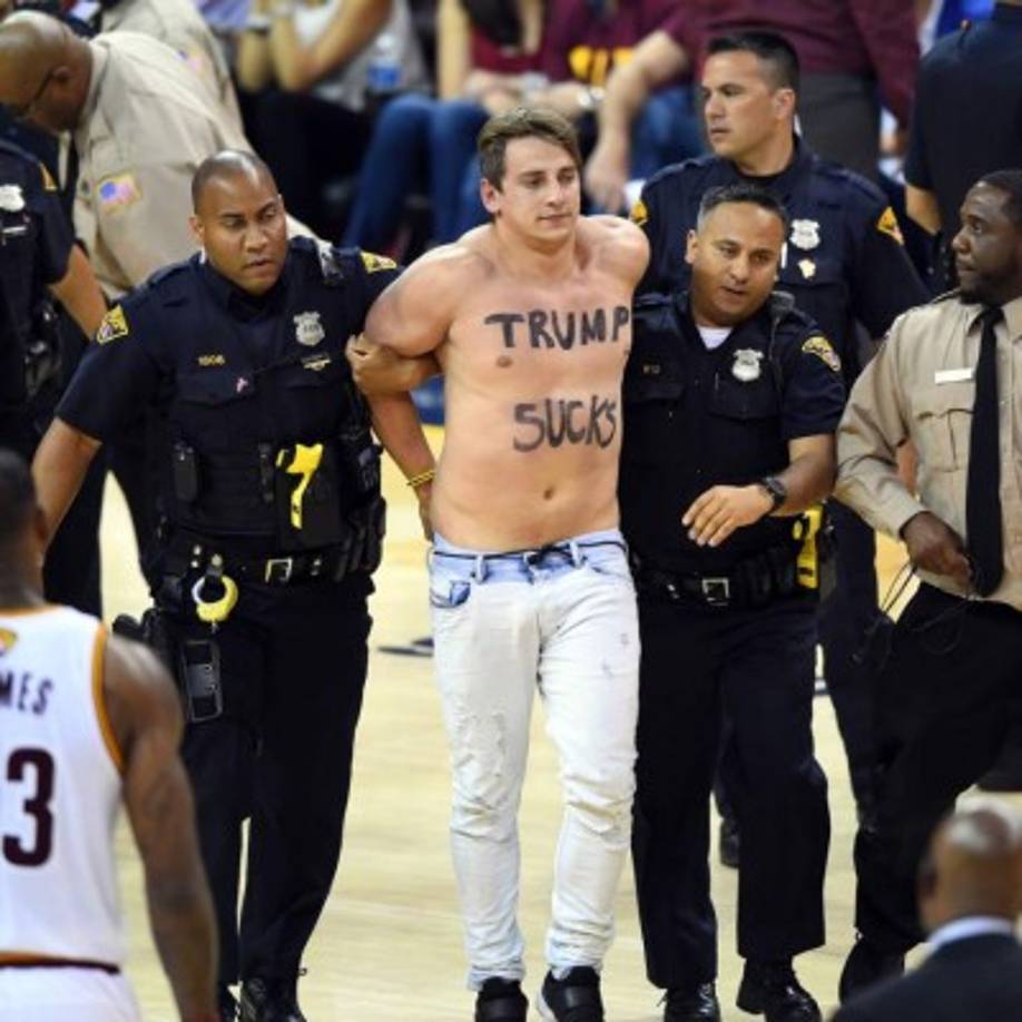 El novio de la rusa también detuvo un partido de NBA en donde dejó un fuerte mensaje contra Donald Trump, presidente de Estados Unidos.