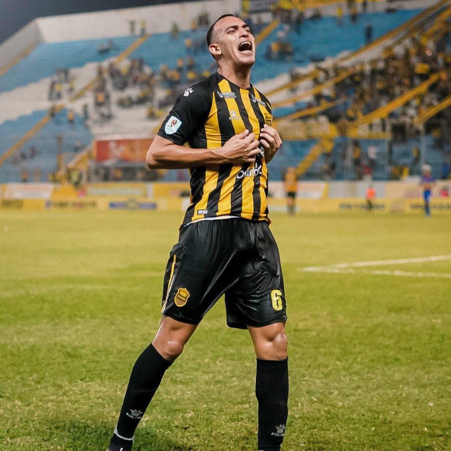 Defensa: Ante la posible salida de Getsel Montes, la zaga defensiva pasaría a manos de Devron García.