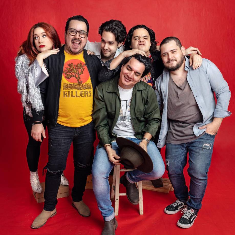 Este domingo 14 de mayo se celebra en Honduras el Día de la Madre. Es una fecha especial para honrar a aquellas mujeres que se han esforzado por criar, educar y dar lo mejor a sus hijos. Otros países donde se conmemora el Día de la Madre el segundo domingo de mayo son Venezuela, Colombia, Uruguay, Perú, Puerto Rico, Chile y Estados Unidos. Si aún no ha decidido a dónde llevar y agasajar a la reina del hogar, en esta edición le mostramos una variedad de opciones que tendrán los restaurantes este fin de semana. De igual manera, le compartimos la agenda musical de los próximos días, puesto que la mayoría de artistas hondureños están preparando un repertorio dedicado a todas las madres.