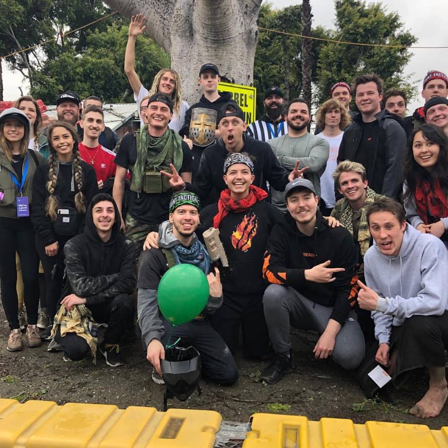 MrBeast aprovechó otro factor importante que atrae a los espectadores a sus videos: agregar números al título. Ya sea contar hasta 100, 000 o decir “Pewdiepie” 100, 000 veces, este eficaz truco de marketing nunca falla.