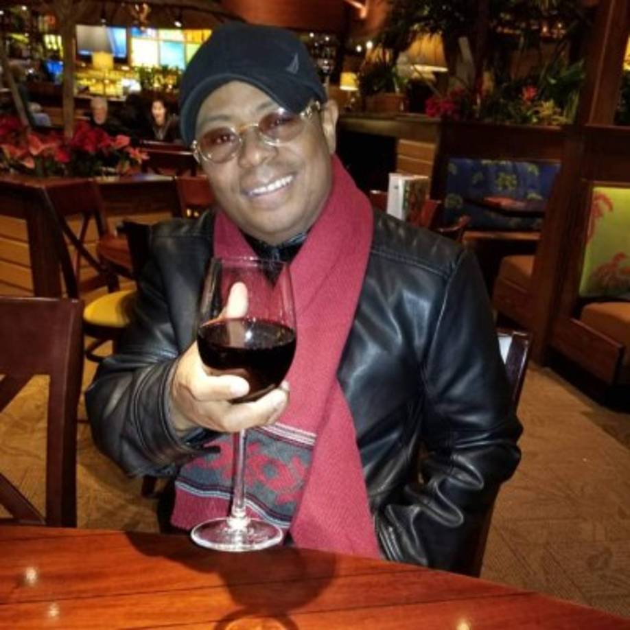 Yoskar tuvo inclinación a la música desde niño. A los doce años, cuando Pedrito Fernández cantaba 'La mochila azul', él era su fiel imitador.<br/><br/>