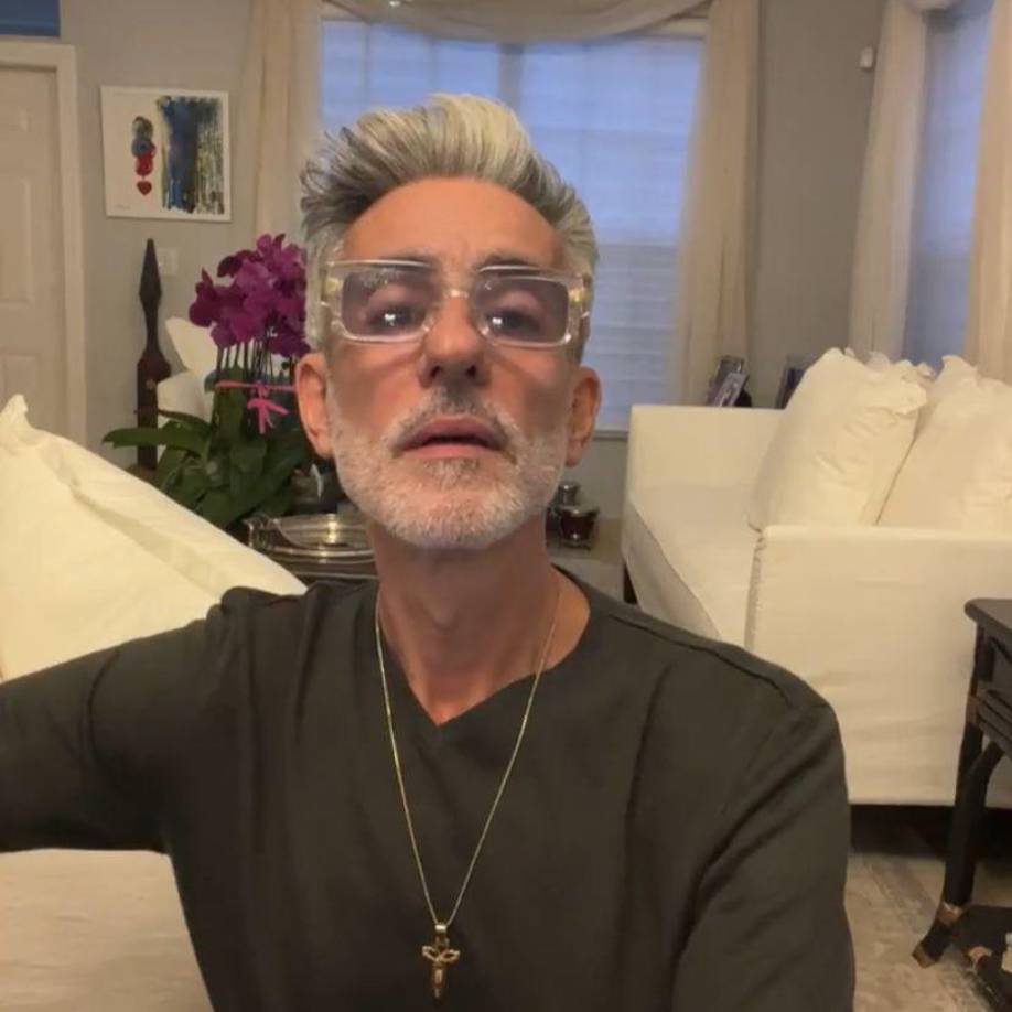 La esposa de Miguel Varoni confesó que “antes, cuando [él] tenía sobrepeso, sus rodillas le dolían, los pies se le hinchaban, no estaba bien. Y ahora que es un hombre flaco, todo le funciona bien; pero no sólo eso, con las cirugías que se hizo quedó ¡súper joven! ¡Está divino! Y eso que supuestamente él y Alan González, su cirujano, tienen que hacer un par de cositas, de ‘ajustitos’, entonces no sé, voy a parecer su mamá”.