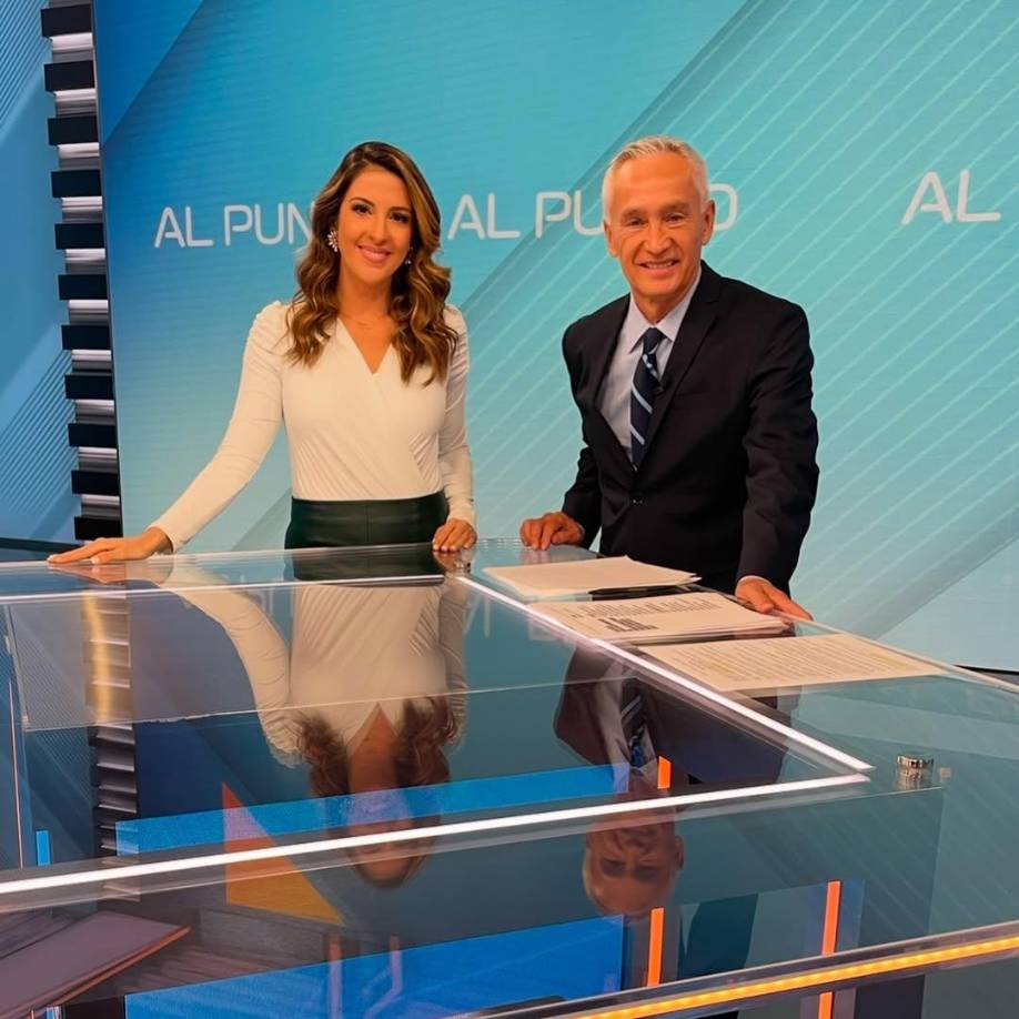 El periodista mexicano Jorge Ramos se despidió este viernes 13 de diciembre de su último Noticiero Univisión. Al comenzar la emisión, Ramos compartió un emotivo mensaje, durante el cual pareció rompérsele la voz a ratos, pero continuó decidido en su despedida. Por su parte, la periodista hondureña Maity Interiano compartió un profundo mensaje para él agradeciendo su apoyo y enseñanzas como colegas. 