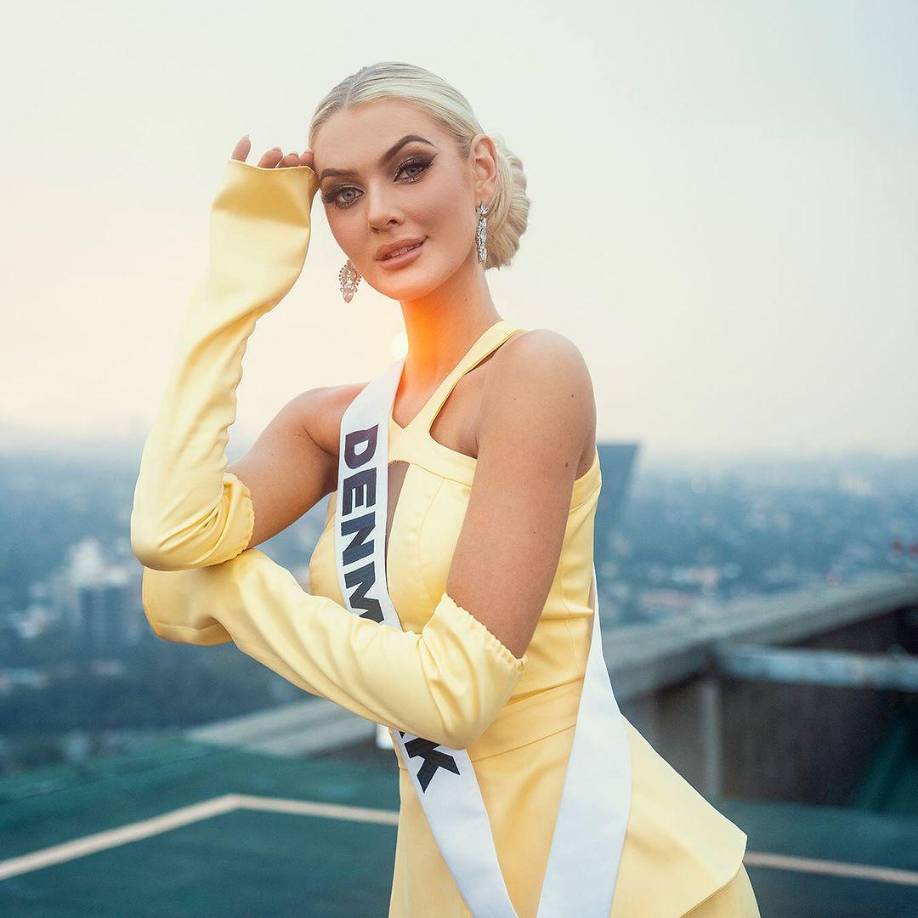El desfile en traje de noche es otra etapa importante, donde las candidatas muestran su elegancia y estilo en un vestido de noche, evaluando su presencia y gracia. Este segmento destaca la sofisticación y porte de las concursantes.