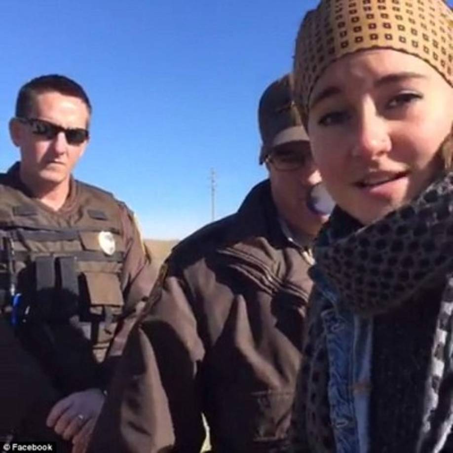 'No sé si me acaban de escuchar, pero caminaba de regreso a mi camioneta, que está ahí mismo, para regresar a acampar en paz, cuando me sostuvieron y dijeron que no podía continuar', dijo la actriz a la cámara que grabó el video que se transmitió en Facebook Live.