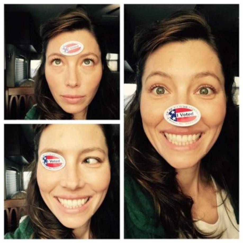 Ante los problemas de Justin Timberlake, su mujer, la actriz Jessica Biel, se aseguró de hacerlo bien publicando tres selfies cuando ya había salido del centro de votación. 'Cuando estás tan excitada por votar que te haces una sesión de fotos con la pegatina y piensas que es genial, pero luego lo repiensas y ya has publicado la foto... Al menos esperé a llegar a casa para hacerme la foto para no estar a punto de ir a la cárcel', bromeó en el mensaje que publicó en su Instagram.