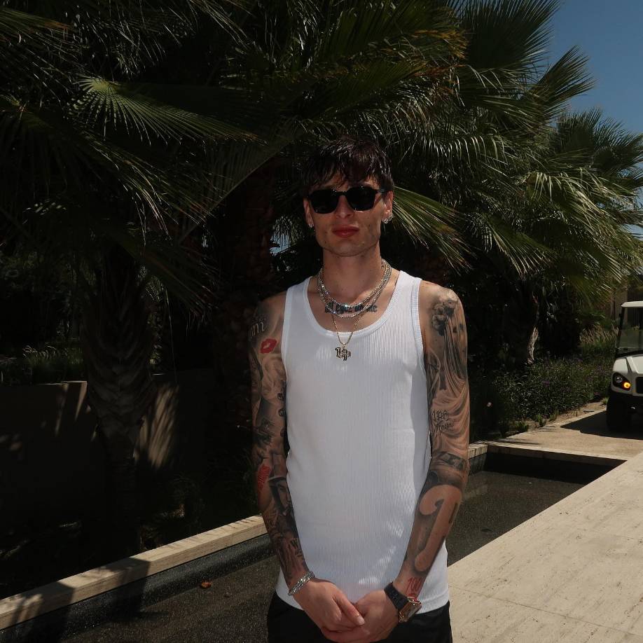 El segundo álbum de Peso Pluma, ‘Éxodo’, que se lanzó en junio pasado, «rápidamente se disparó al éxito en las listas», mientras que ‘Génesis’ (2023), nominado también al Grammy, alcanzó el puesto número uno tanto en la lista Global Top Albums de Spotify como en la lista U.S. Top Albums, con tres canciones ingresando a las listas Top 50 Global de Apple Music y Top Songs Debut de Spotify a nivel mundial.