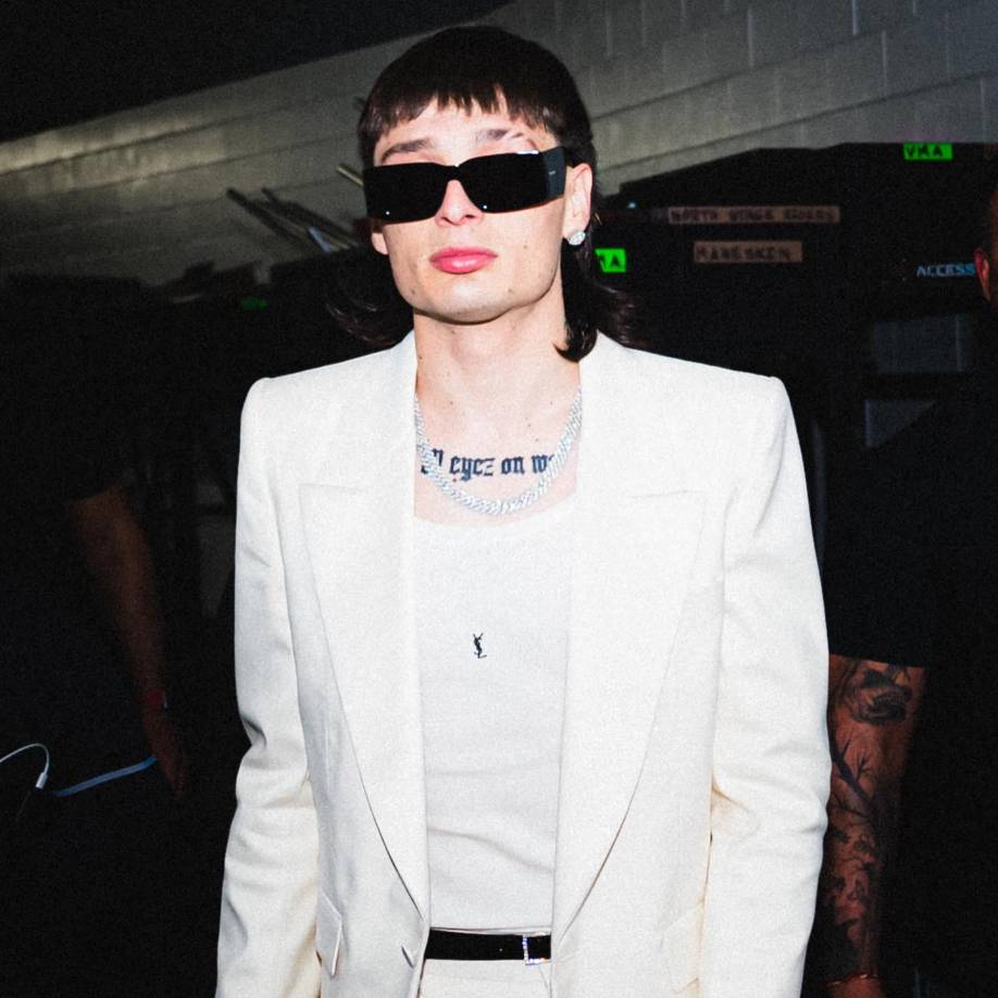 De nombre real Hassan Emilio Kabande (Zapopan, 1999), este joven compositor e intérprete del estado de Jalisco se ha convertido en uno de los principales embajadores del impulso que la música tradicional mexicana ha experimentado a nivel mundial en su fusión con otras músicas.