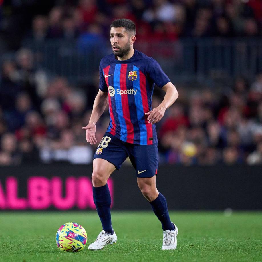 Jordi Alba - El lateral izquierdo desea seguir en el Barça y cummplir su contrato que termina el 30 de junio de 2024. Según GOAL, así se lo comunicó al presidente Joan Laporta, en el transcurso de una comida pactada entre ambos para abordar su situación.