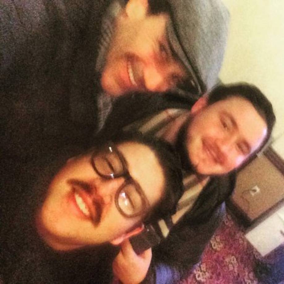 El productor Andrew Goldstein y el director Jurek Jablonicky, ambos hondureños, junto al actor ganador del Emmy y Globo de Oro, Jon Hamm. Es conocido por su papel en la serie de televisión Mad Men.