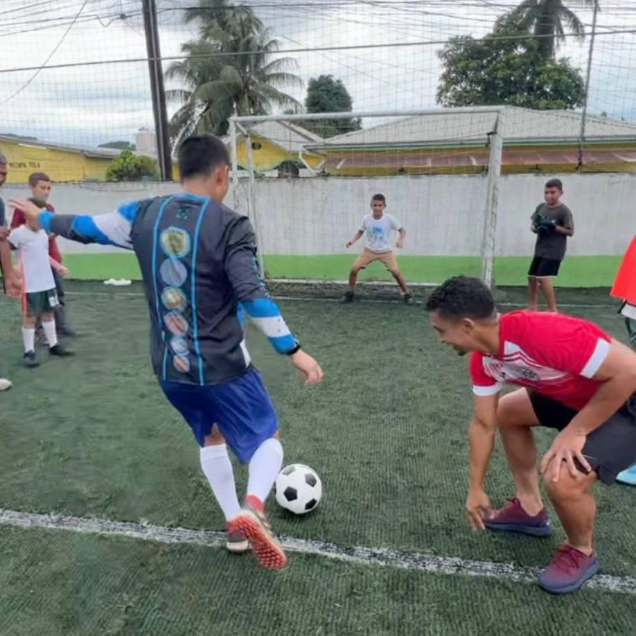 “Formamos dos equipos con los niños de la Escuela de Fútbol Berrios para que enfrentemos en un partido 6 vs 6 para determinar quien es el ganador”, expresó en el post.