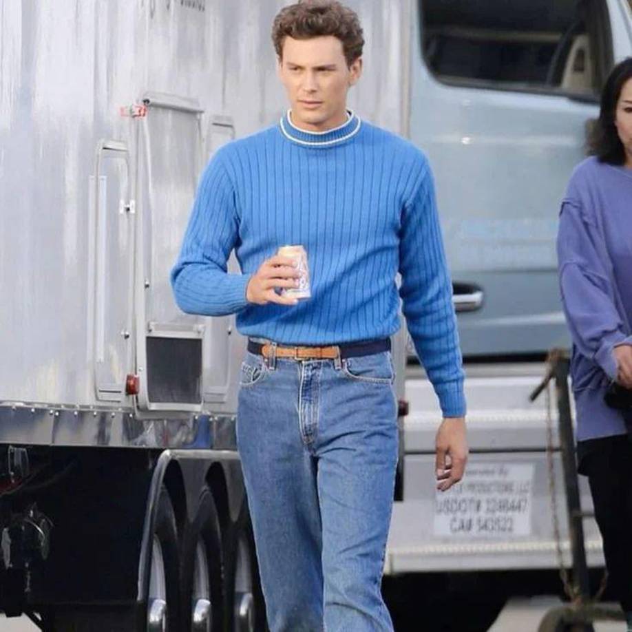 El actor de “Monsters: The Lyle and Erik Menendez Story”, Cooper Koch, dice que la primera vez que habló con el verdadero Erik Menendez no fue el día que visitó a los verdaderos hermanos en prisión junto a Kim Kardashian . El actor, que interpreta a Erik en la serie, le dice a Variety que él y el verdadero Erik hablaron por teléfono la noche antes del estreno de “Monsters” en Netflix.